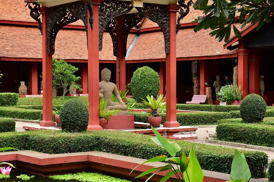 Le jardin dehors du musée national du Cambodge