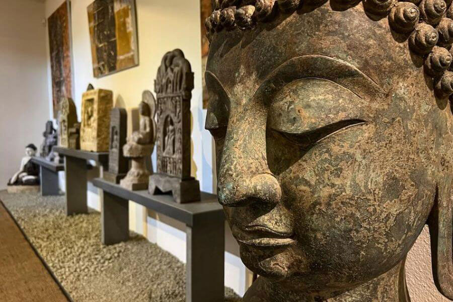 Les statues du Bouddha au Musée National du Laos