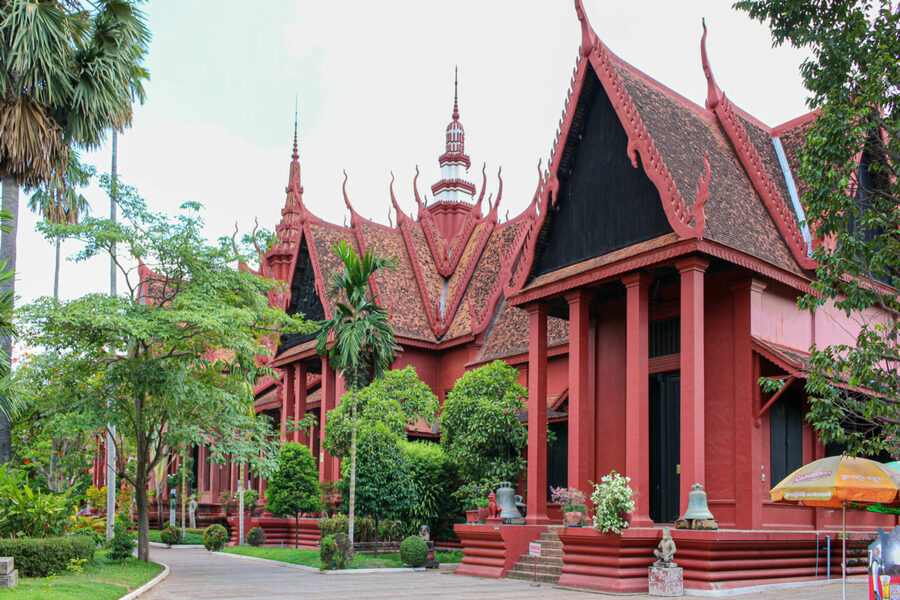 Voyageurs explorant un musée à Phnom Penh par temps de pluie
