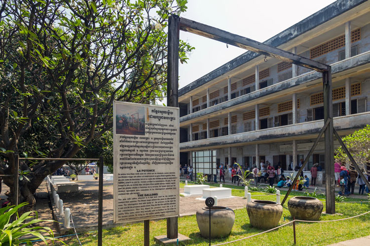 Le musée du génocide de Tuol Sleng actuellement est une destination incontournable du tourisme de mémoire au Cambodge