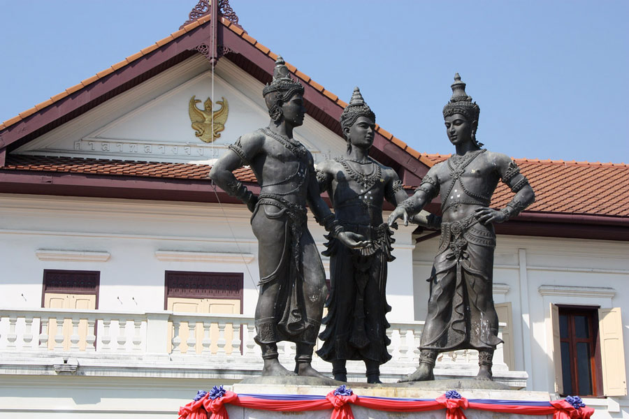 Les statues sont devant le musée