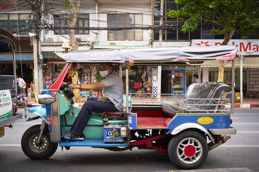 Tuk-tuk est un moyen de transport populaire en Thaïlande