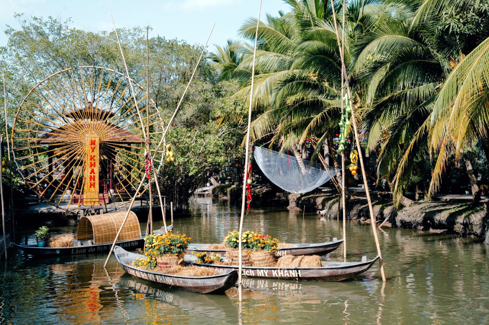 Les étangs du village offrent l’occasion de s’initier à la pêche traditionnelle ou de participer à des activités liées à l’eau