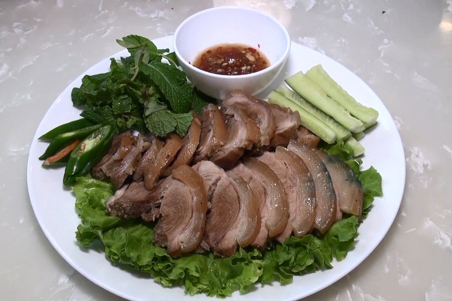 Porc de montagne à la Réserve naturelle de Na Hau : une délicieuse spécialité aux saveurs authentiques.