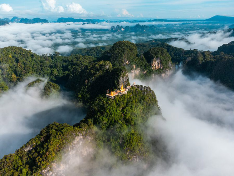 Majestueux paysages de montagnes et de forêts à Krabi