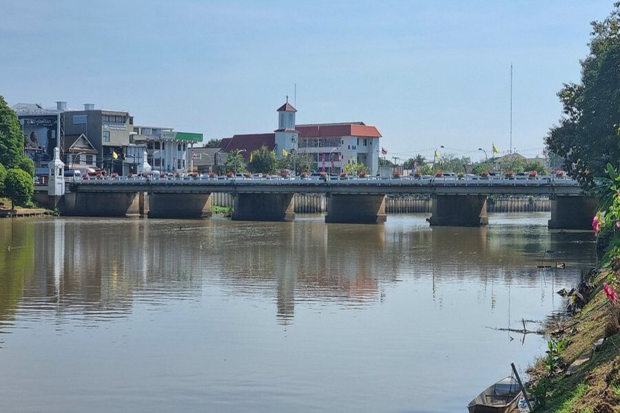 Vue panoramique depuis le pont Narawat pour admirer les lanternes