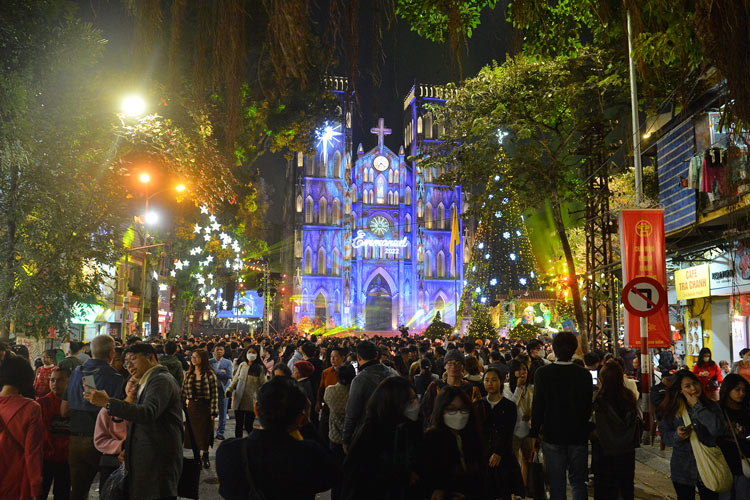 L'atmosphère du réveillon de Noël à cathédrale est solennelle mais aussi vibrante