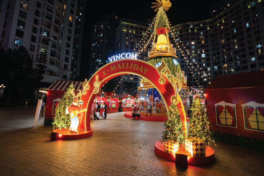 Décorations de Noël dans les centres commerciaux Vincom à Hanoï