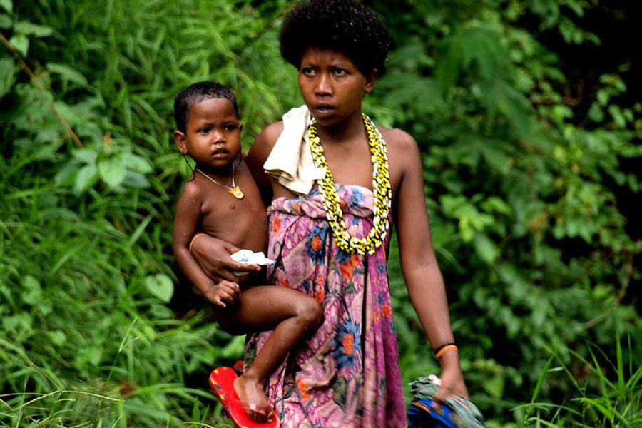 Deux membres aborigène d'une des tribus Asli au parc national de Taman Negara