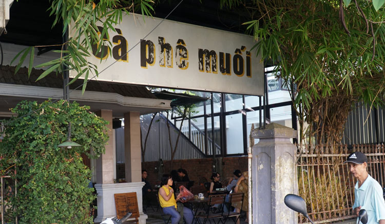 Le café de la rue Nguyen Luong Bang (Hué) est le premier endroit au Vietnam à déguster du café salé