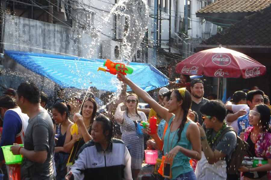 festivités de Songkran à Chiang Mai bat dans la vieille ville 