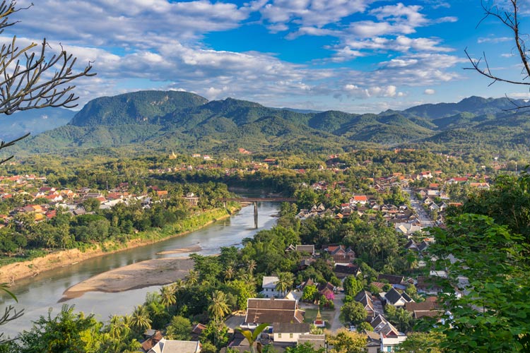 Luang Prabang se trouve au nord du Laos, entourée par les fleuves Mékong et Nam Khan