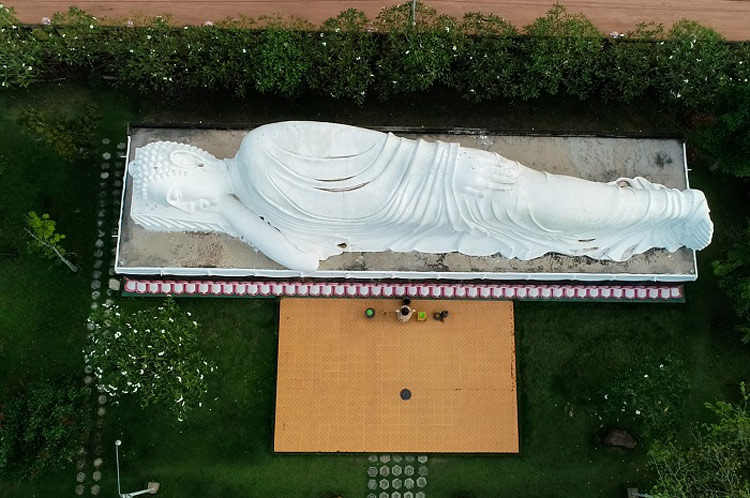 Statue de Bouddha entrant dans le Nirvana