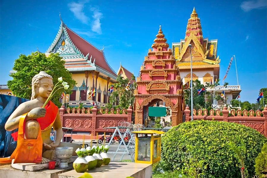 Aujourd'hui, la pagode d'Argent à Phnom Penh est une attraction emblématique de la ville