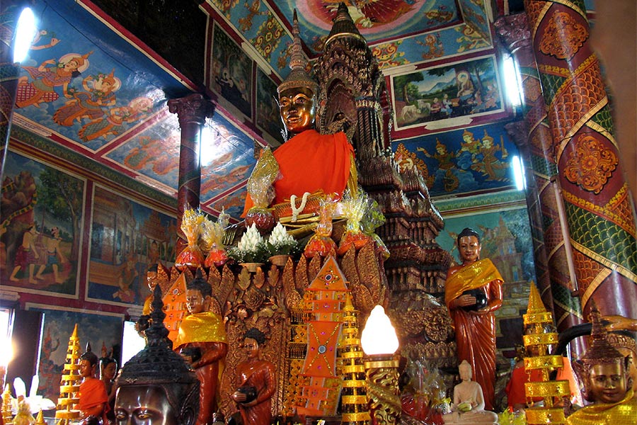 Statue de Bouddha à l'intérieur du pagode d'argent