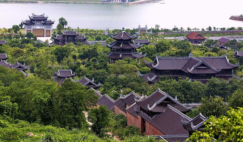 L'ensemble du complexe du temple sur la montagne Dinh