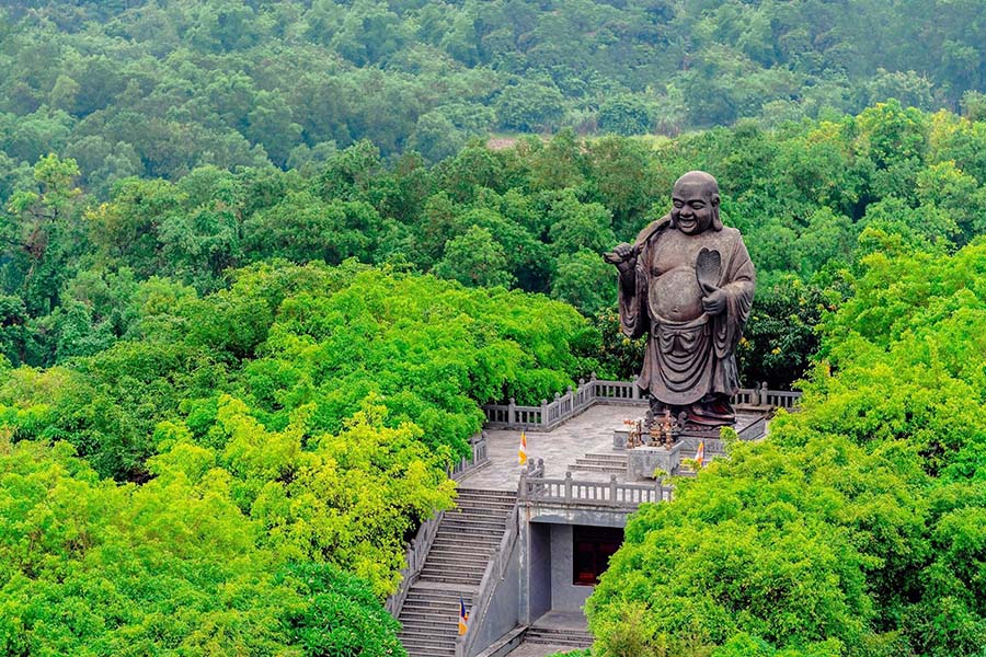 La plus grande statue en bronze plaqué or de Bouddha en Asie