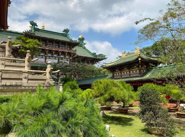 Un campus vert entoure le temple