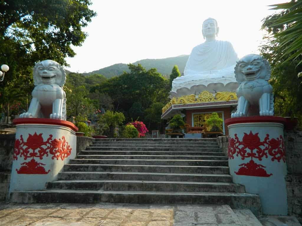 La statue de Bouddha dans le temple est sculptée dans le style vietnamien