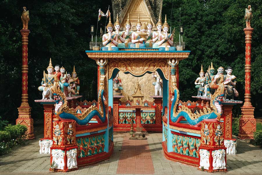 Un pavillon sacré orné de figures célestes