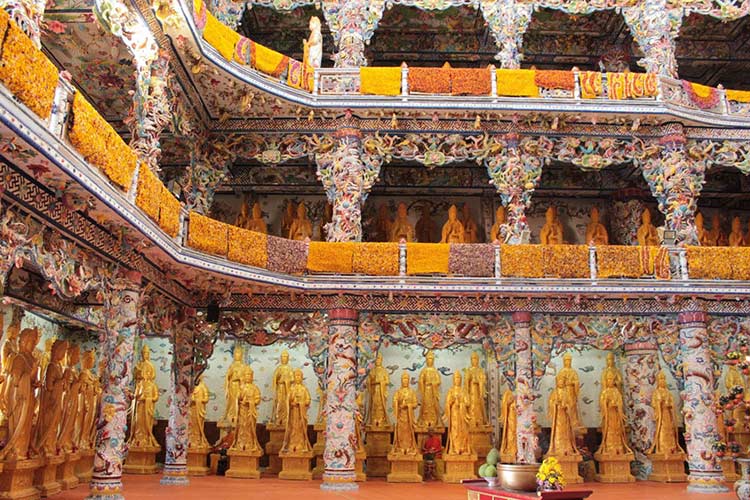 La pagode Linh Phuoc est située à environ 20 km du centre de Da Lat.