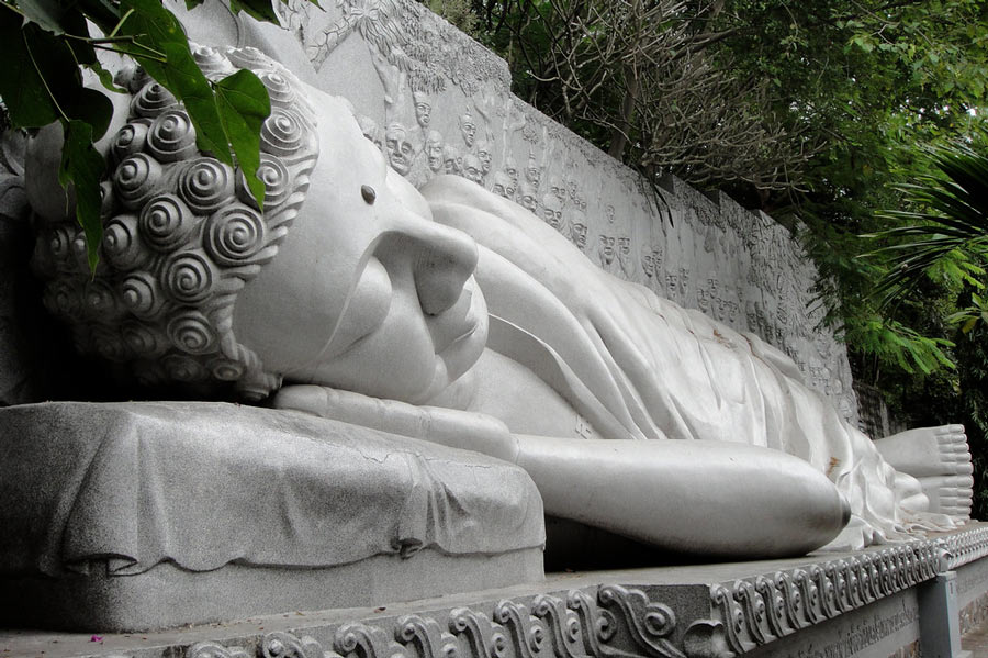 Pagode de Long Son:  La statue de Bouddha couché