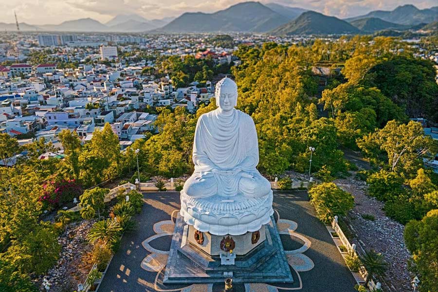 Pagode de Long Son: Statue de Bouddha blanc