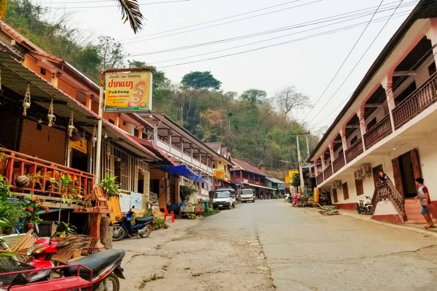 Une ruelle calme à Pakbeng