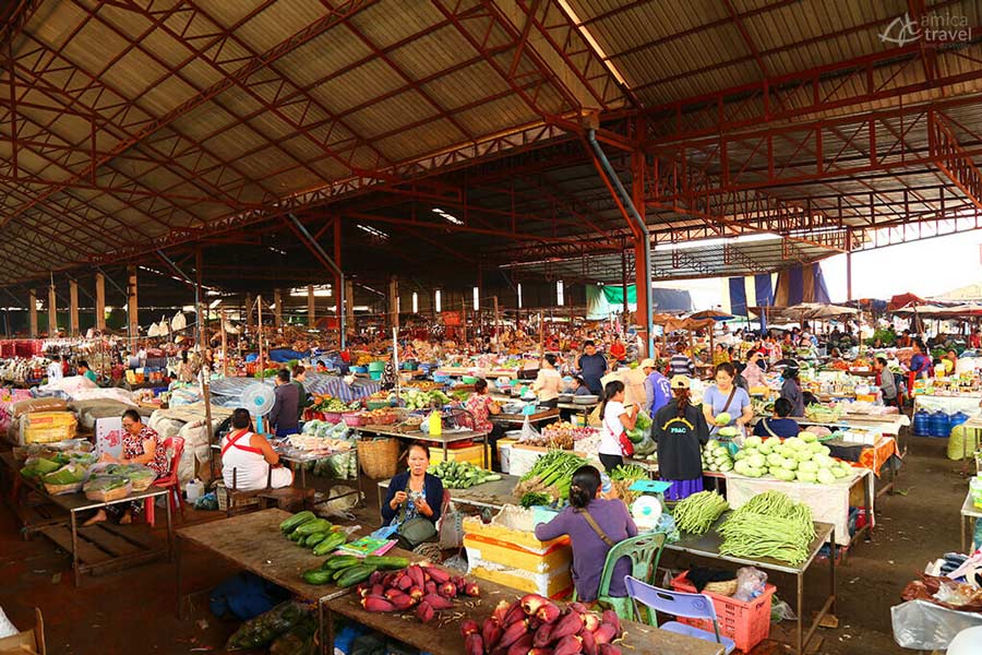 Les marchés locaux à Paksé