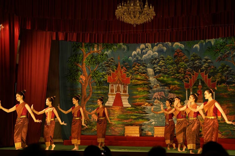 Une spectacle de la dance traditionelle laotienne dans la salle d'exposition du palais royal de Haw Kham