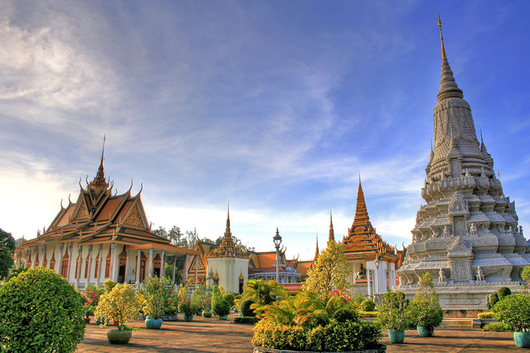 Le palais présente une architecture royale cambodgienne, avec des motifs typiques