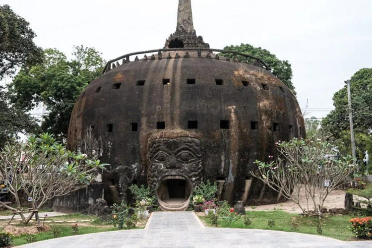 La citrouille géante dans le parc du Bouddha à Vientiane