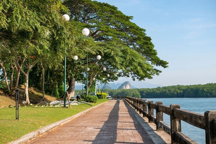 Au bord de la rivière Krabi, vous pouvez vous promener pour admirer le magnifique coucher de soleil au parc Chao Fah