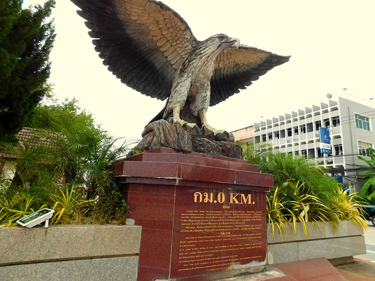 À l'entrée du parc se trouve une statue en pierre richement sculptée représentant un aigle