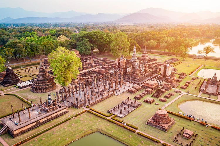 Le complexe des anciens temples dans le parc historique de Sukhothai 