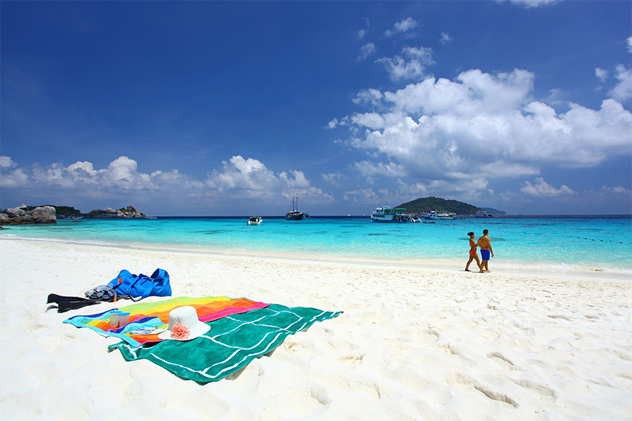Plage intacte sur l'île du parc national de Mu Ko Similan