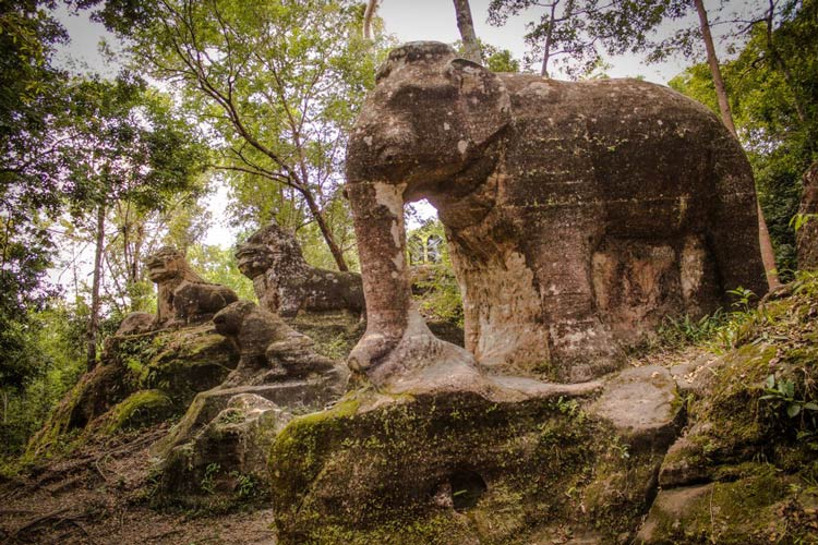 Parc National de Phnom Kulen est une attraction combinée de la nature et de l'histoire khmère