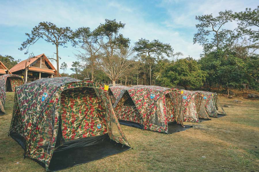 Les visiteurs peuvent camper dans le parc national de Phu Ruea et profiter de l'espace frais