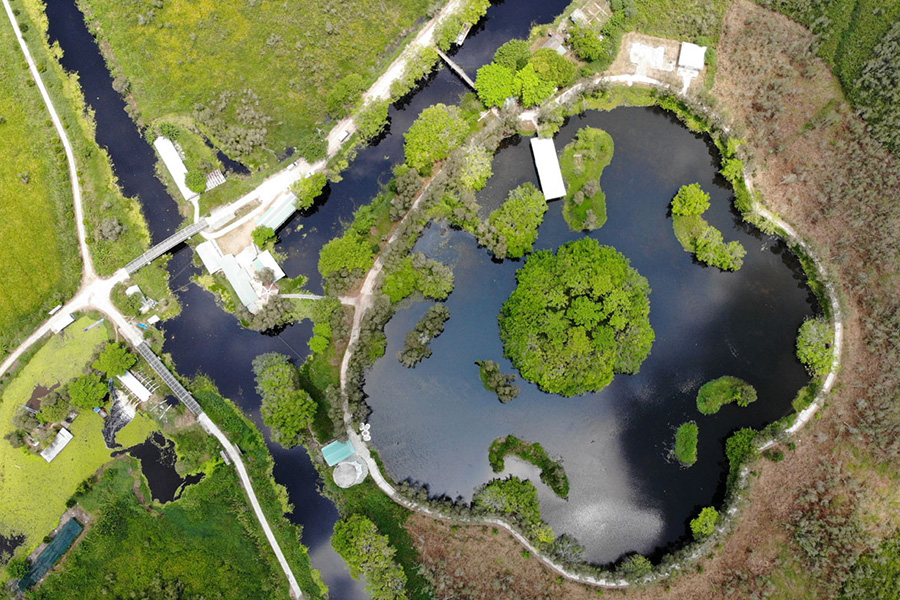 Vue aérienne du lac Hoa Mai, cœur touristique du parc