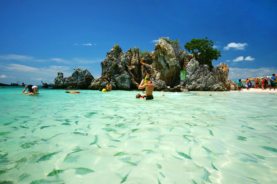 Plonger dans les eaux bleu clair de Korutao