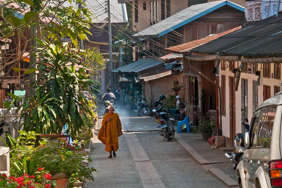 Une ruelle calme dans la ville Luang Prabang