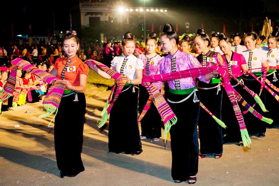 La danse de Xoe Thai - l'un des patrimoines culturels immatériels de l'UNESCO au Vietnam