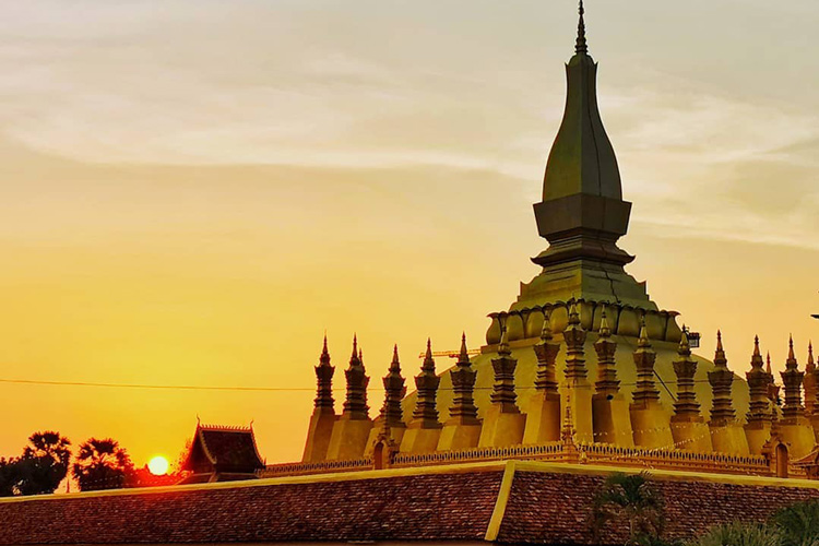 Les touristes peuvent visiter Pha That Luang au long de l'année