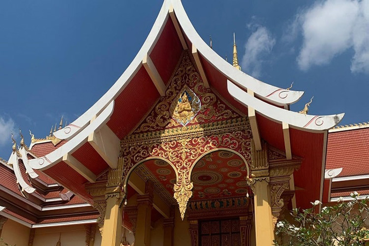 La beauté architecturale du grand stupa de Pha That Luang