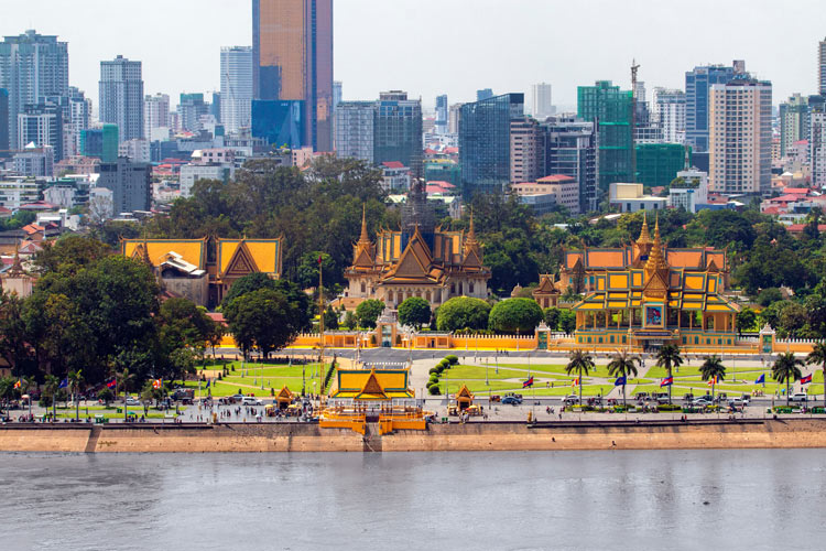 Palais Royal de Phnom Penh se trouve au bord du Tonlé Sap, centre de la ville