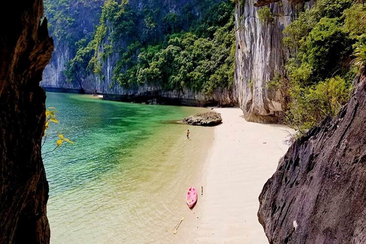 Les petites plages dans la baie de Lan Ha sont encore sauvages et intactées