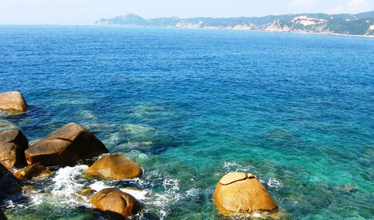 Les eaux peu profondes de la plage Dai Lanh sont idéaux pour les familles avec des enfants