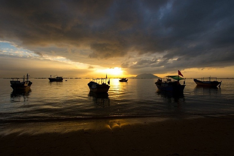 Le lever du soleil au village de pêcheurs de Van Gia