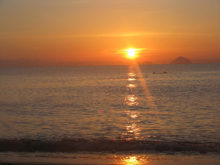 La scène du coucher de soleil est pittoresque