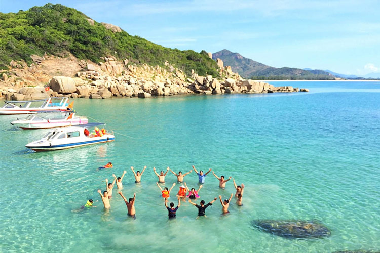 La natation est une activité préférée de nombreux touristes lorsqu'ils viennent à la plage de Ninh Chu.